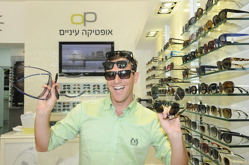 בני גולדשטיין קונה משקפיים