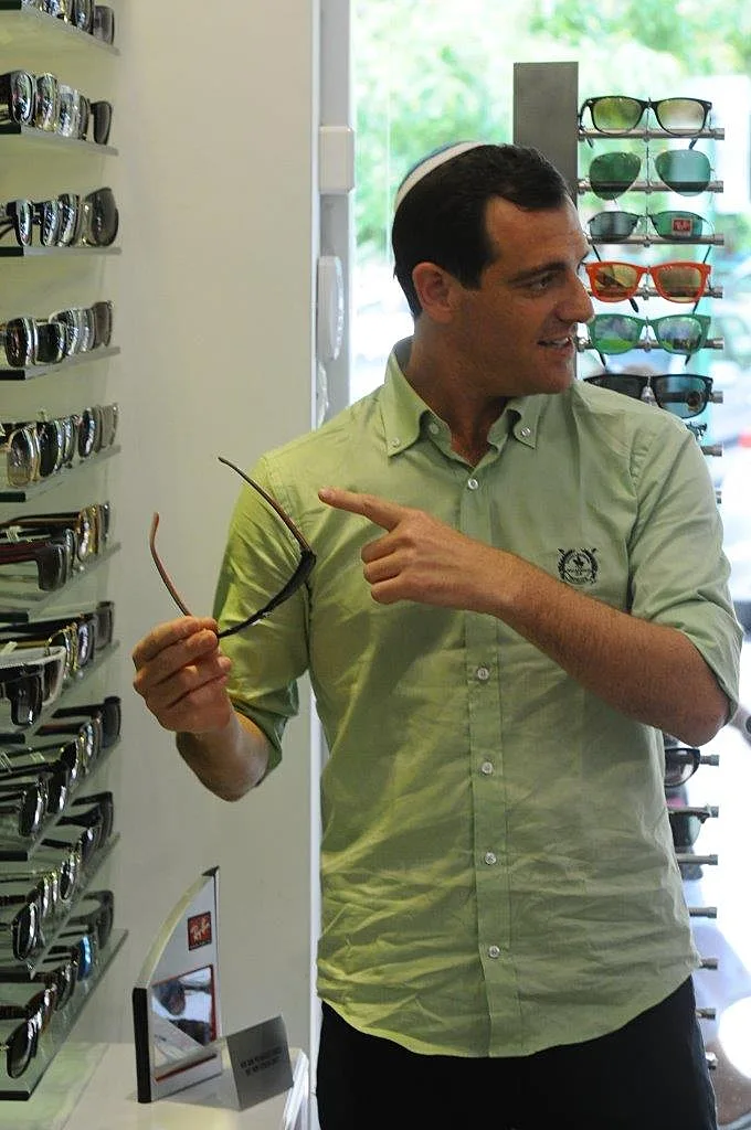 בני גולדשטיין קונה משקפיים