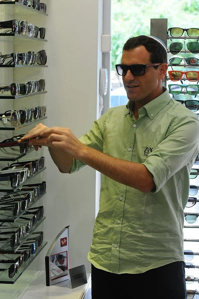 בני גולדשטיין קונה משקפיים