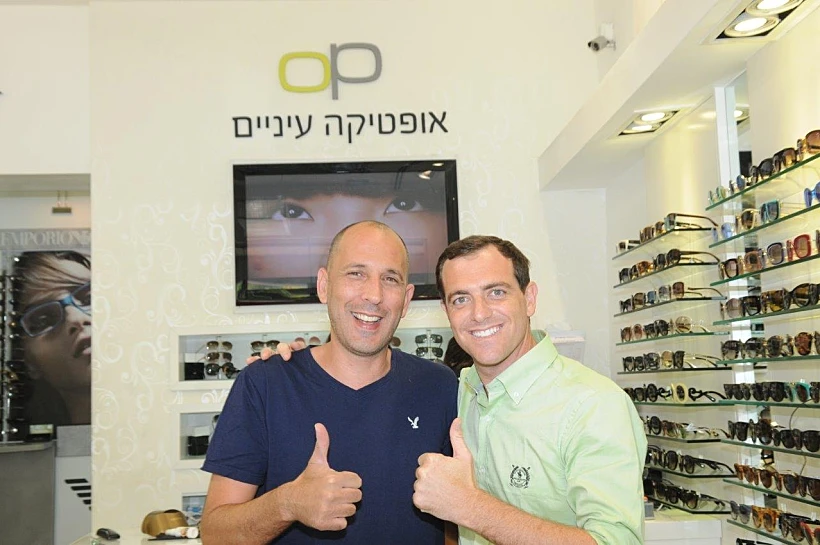 בני גולדשטיין קונה משקפיים
