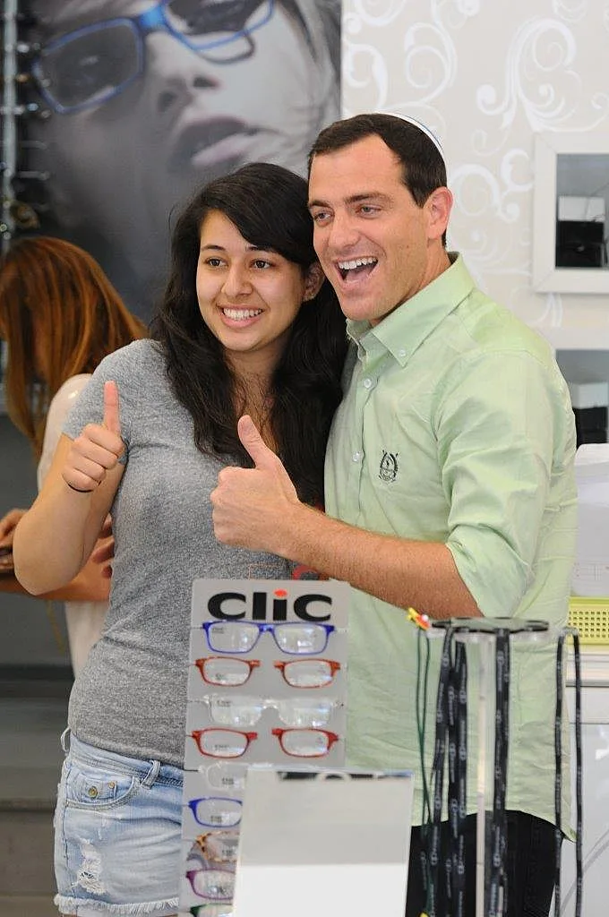 בני גולדשטיין קונה משקפיים