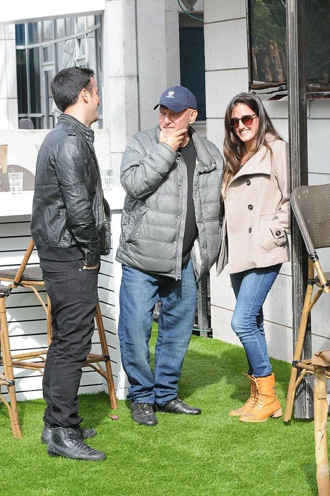 משפחת שבת אוכלת בפריים