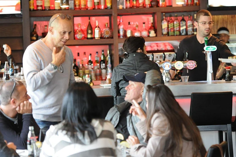 משפחת שבת אוכלת בפריים