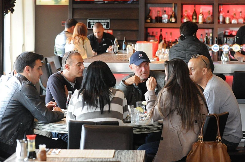 משפחת שבת אוכלת בפריים