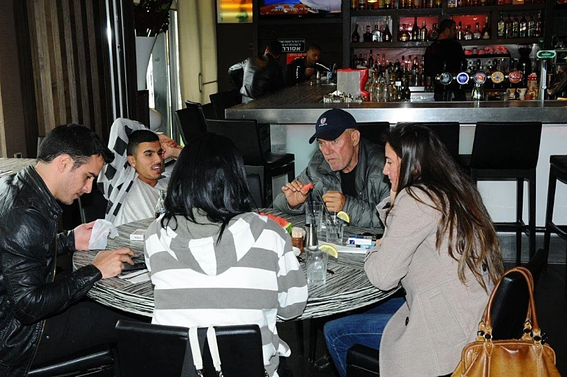 משפחת שבת אוכלת בפריים