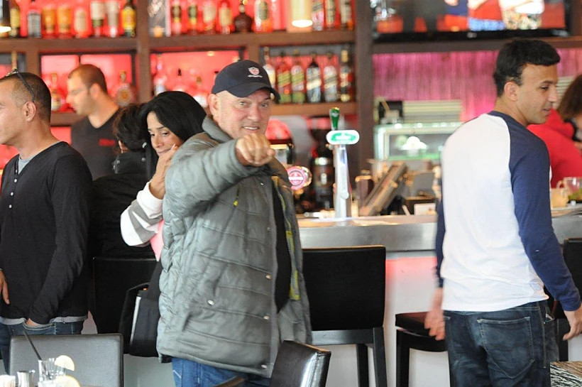 משפחת שבת אוכלת בפריים