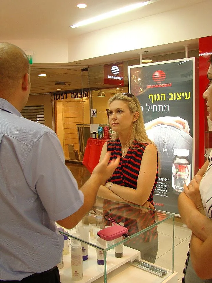 מיכל ינאי בחנות סאנריידר
