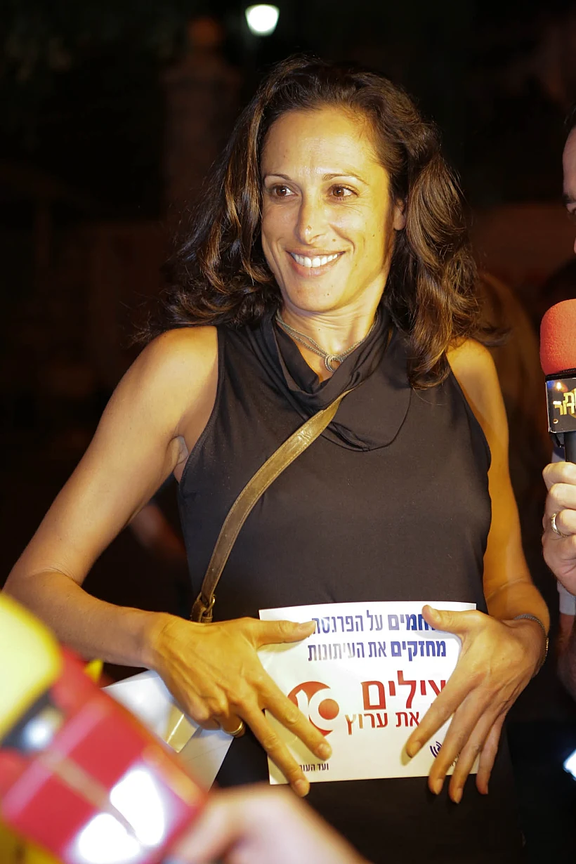 מפגינים למען ערוץ 10