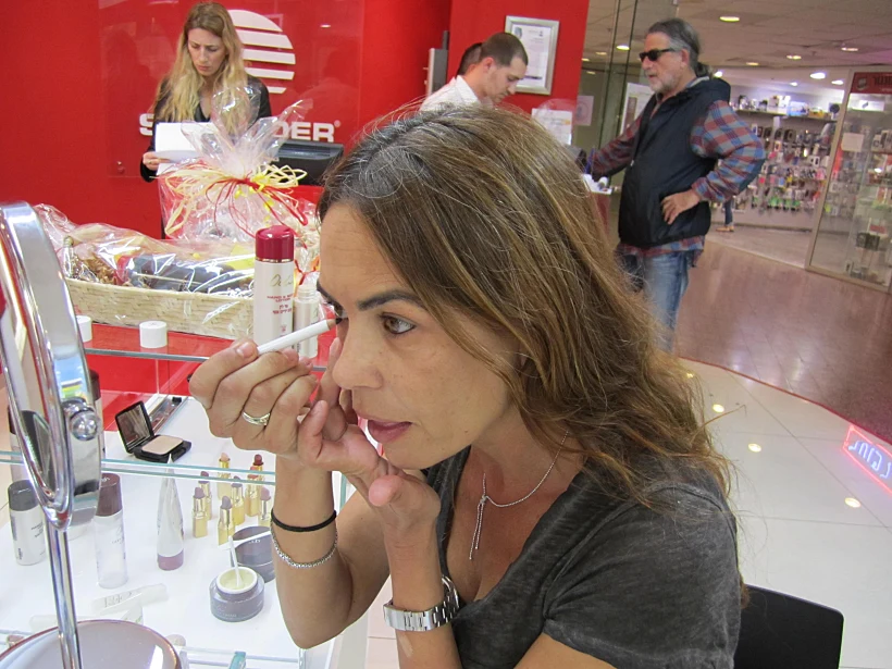 מיכל זוארץ קונה קוסמטיקה