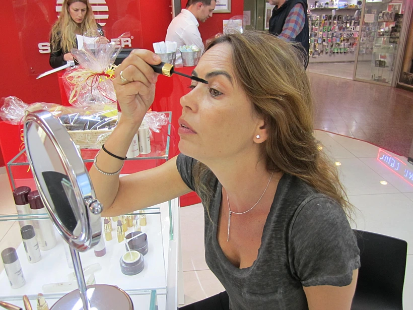 מיכל זוארץ קונה קוסמטיקה