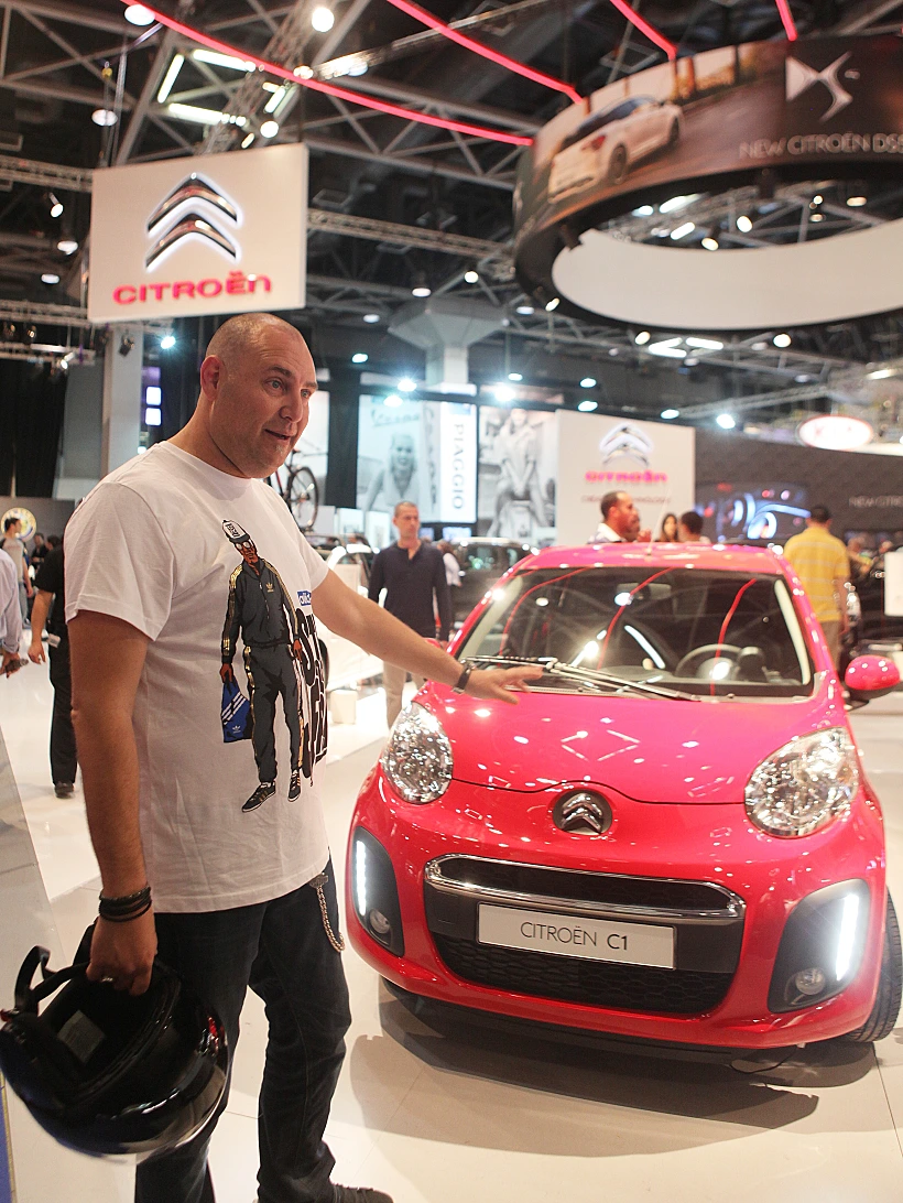 צביקה הדר בתערוכת המכוניות