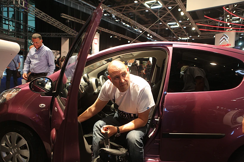 צביקה הדר בתערוכת המכוניות