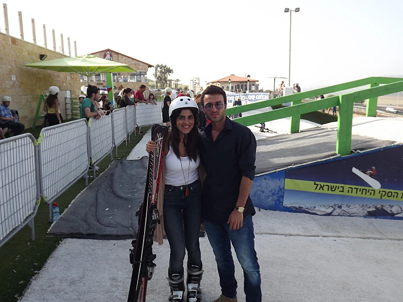 נופר מור עושה סקי