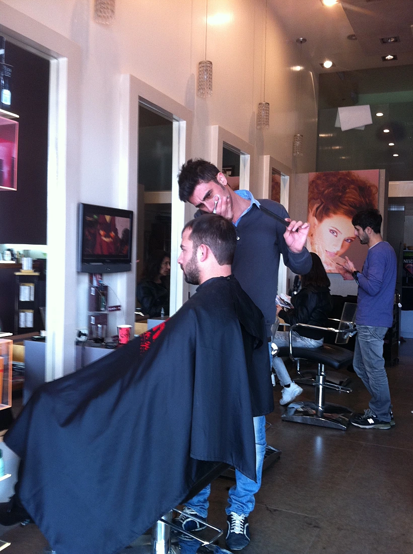 עמיר גולדברג מסתפר