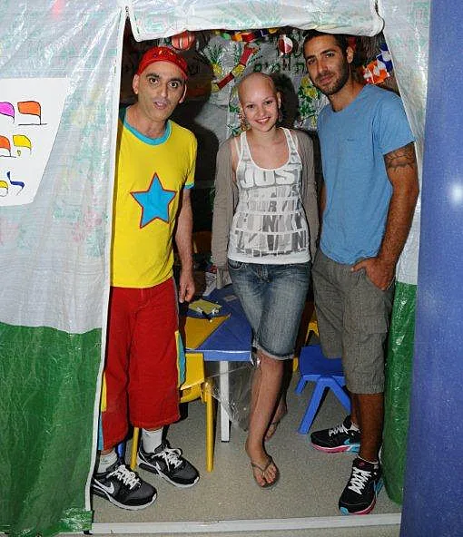 יובל המבולבל וגב פשטי מבקרים ילדים חולי סרטן