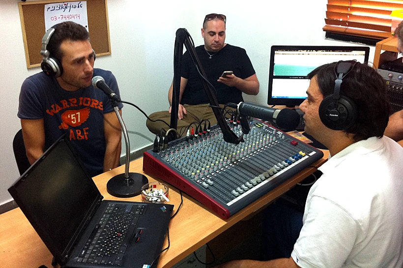 מושיק עפיה מגיע לרדיו