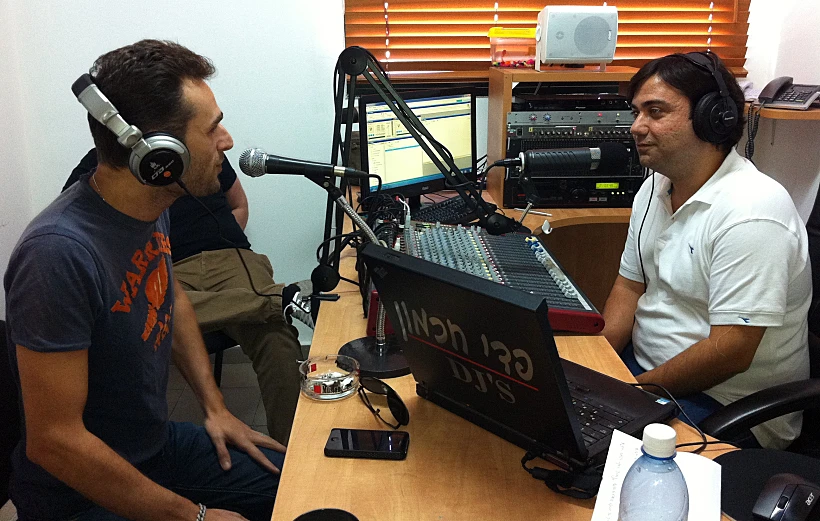 מושיק עפיה מגיע לרדיו