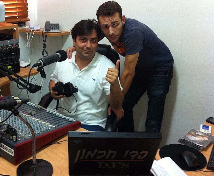 מושיק עפיה מגיע לרדיו