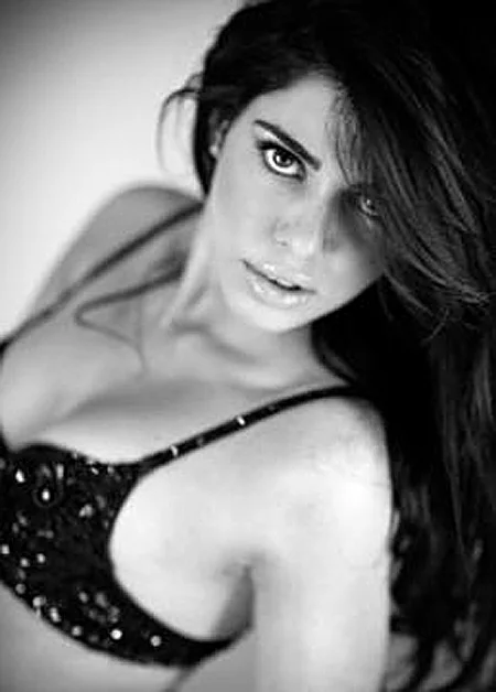 דניאלה פיק ברבע עירום