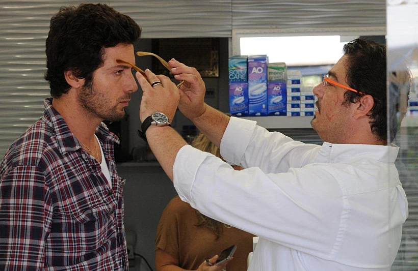 רון שחר ומיה קרמר קונים משקפי שמש