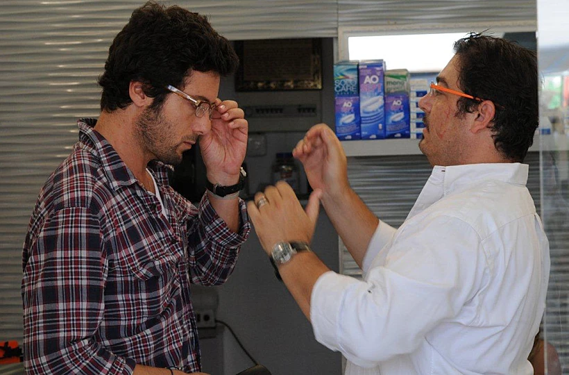 רון שחר ומיה קרמר קונים משקפי שמש