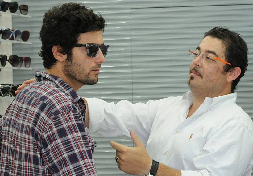 רון שחר ומיה קרמר קונים משקפי שמש