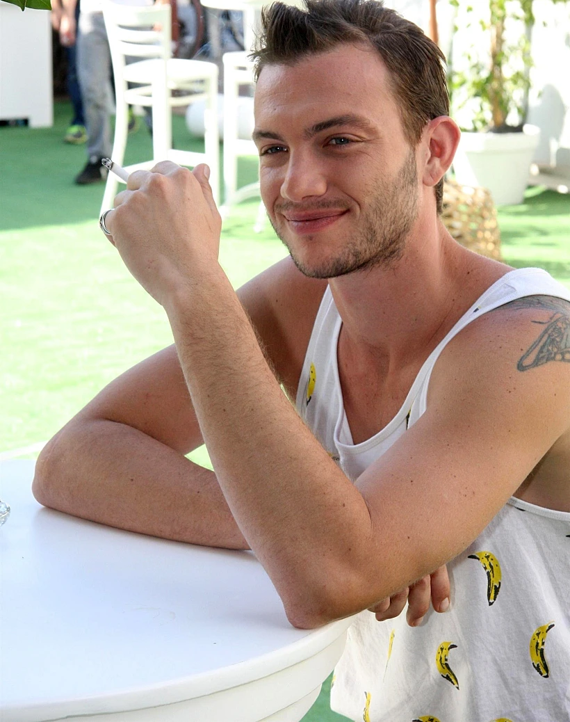 עוז זהבי לראשונה בחייו על מסלול הדוגמנות הבוקר בתצוגת האופנה של רנואר