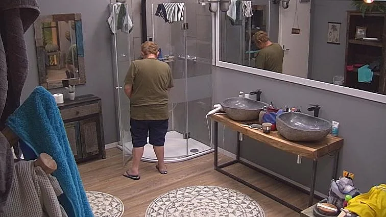 צחי נוי מטיל את מימיו במקלחת האח הגדול בגרמניה