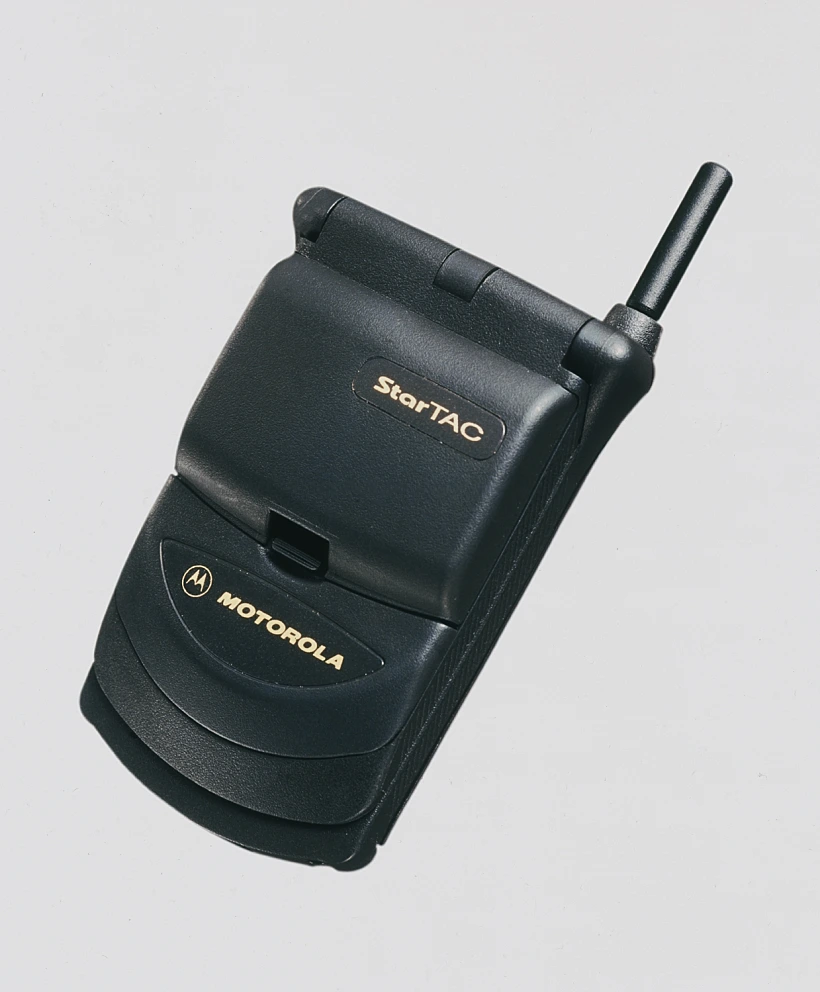 1996_Motorola _StarTAC_wearable_closed