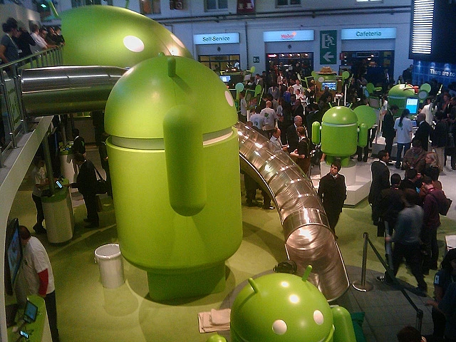 דמות של אנדרואיד עומד(ת) במהלך תערוכת הסלולר בברצלונה 2011