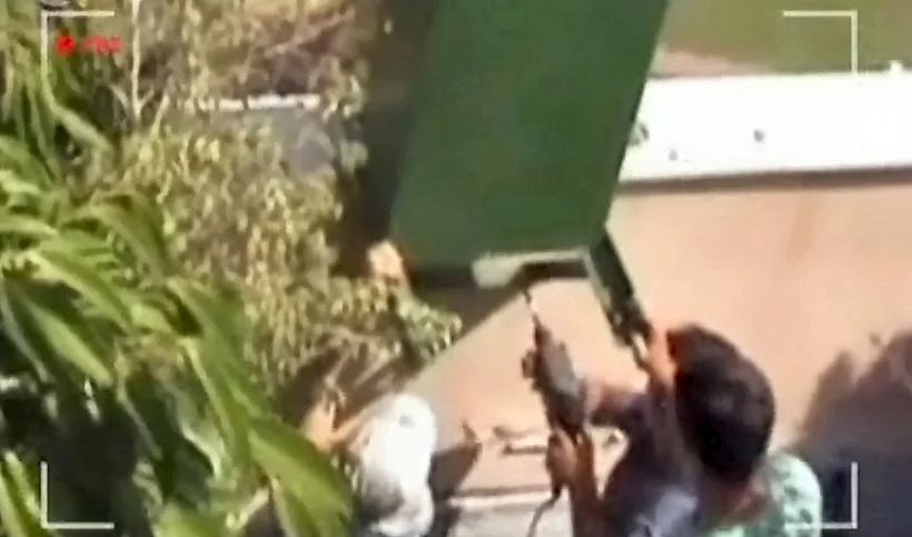 טכנאים מתקינים אנטנה בתוך מתקן הסוואה