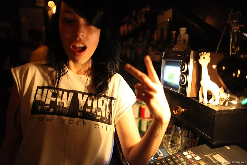 בחורה במסיבה במיסשייפס