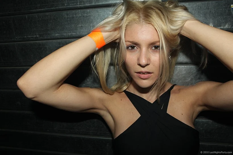 בחורה בתקלוט של מיס קיטן בהאומן 17