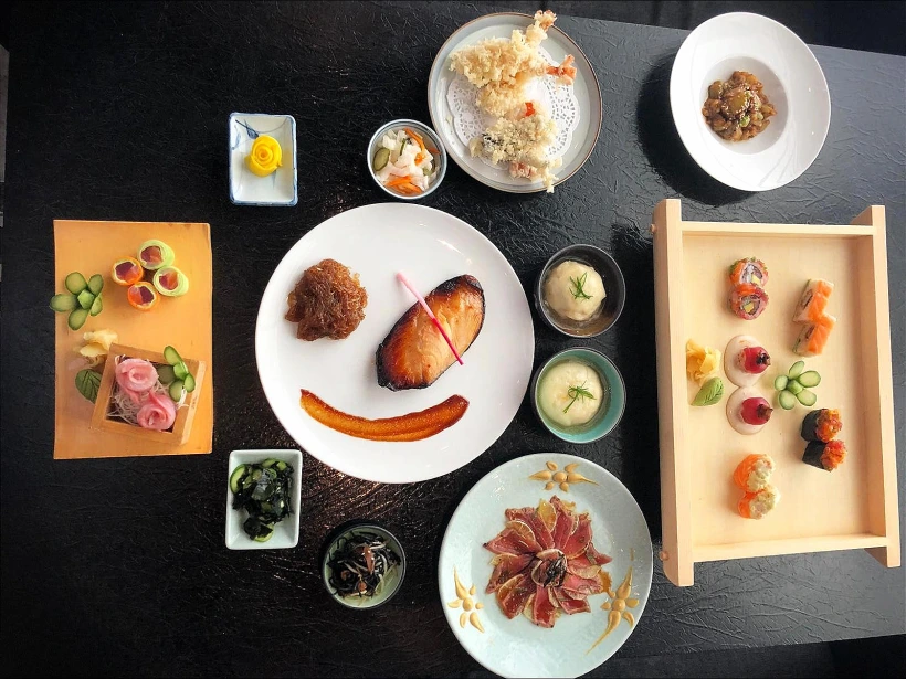 מנות דגל מסורתיות לצד מנות שנרקחו לכבוד המאורע. ארוחת טעימות ביאקימונו