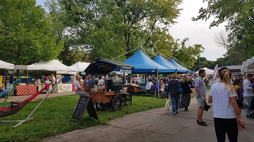פיקניק עירוני נעים עם מאכלים מכל העולם. שוק ארוחות הבוקר Targ Śniadaniowy