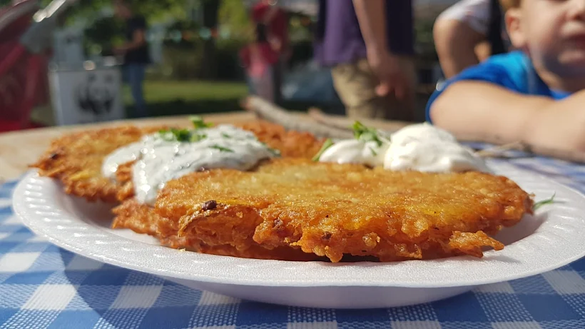 מומלץ לאסוף מטעמים מכמה דוכנים ולפתוח שולחן שמחבר בין כל קצוות תבל. לביבות תפוח אדמה בשוק ארוחות הבוקר Targ Śniadaniowy