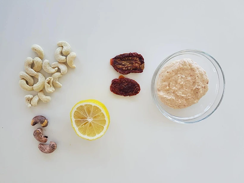 מרקם גבינתי-חמאתי. ממרח קשיו עגבניות