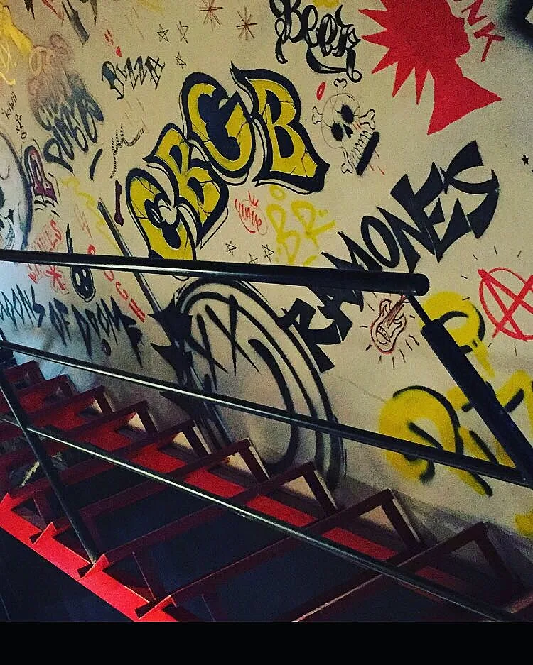 GOONS, בר פיצות בנתניה