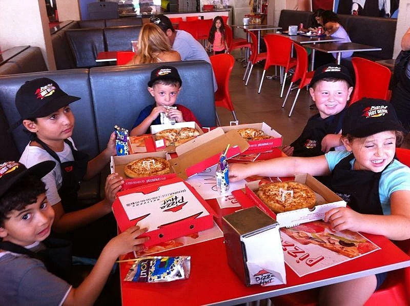 שף צעיר בפיצה האט