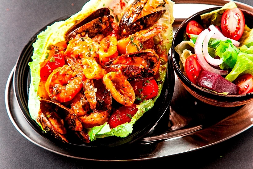 מיקס פירות ים ברוטב עגבניות שרי, יאם ים