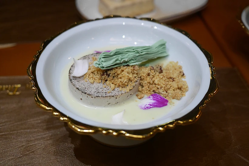 פלאן תה ירוק, קראמבל פקאן, גנאש בזיליקום ומקופלת שוקולד לבן ותה ירוק