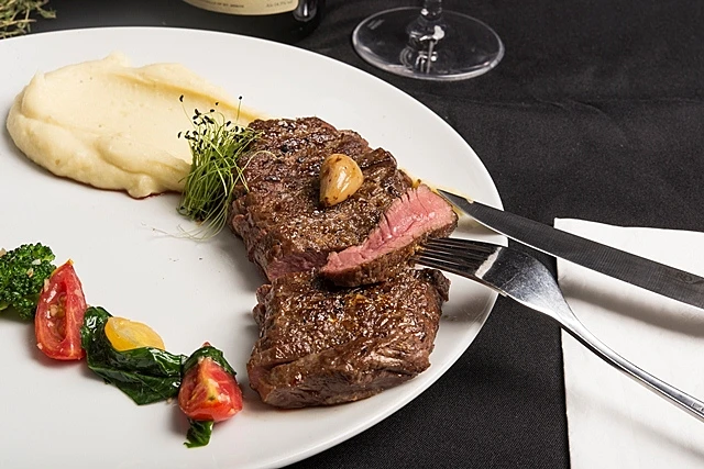 סינטה עגל במסעדת מנטון