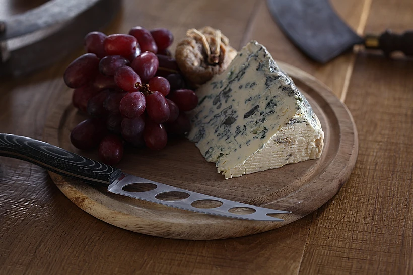 גבינת סנט אגור לצד ענבים
