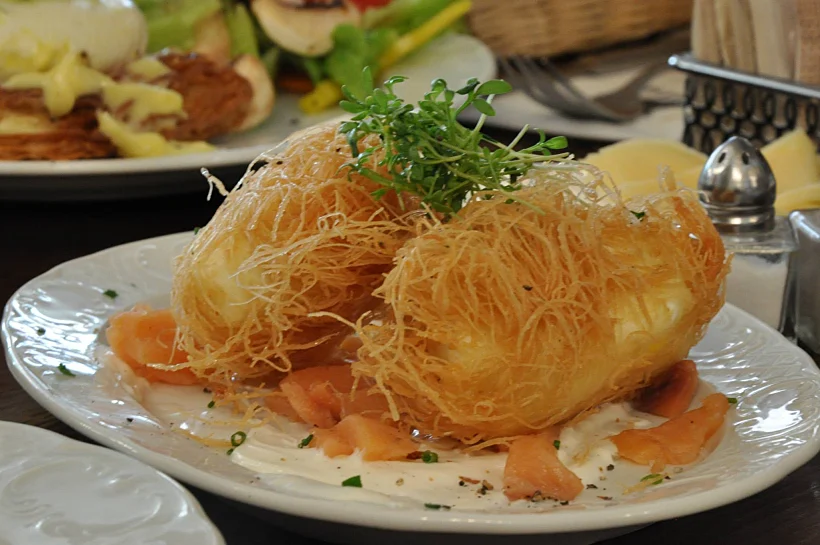 ביצים עלומות עטופות בשערות קדאיף