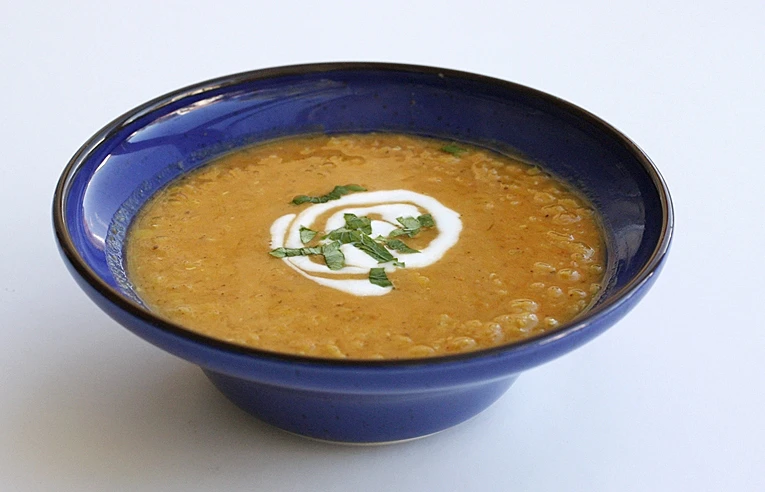 מרק עדשים כתומות ועגבניות שרי