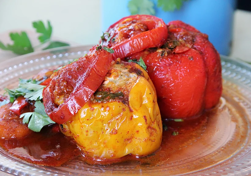פלפלים ממולאים בקציצות דגים ברוטב דג מרוקאי