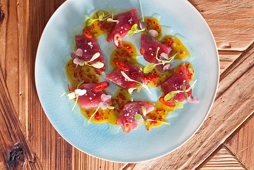 פרוסות טונה אדומה עם ויניגרט תפוזים ב-aria