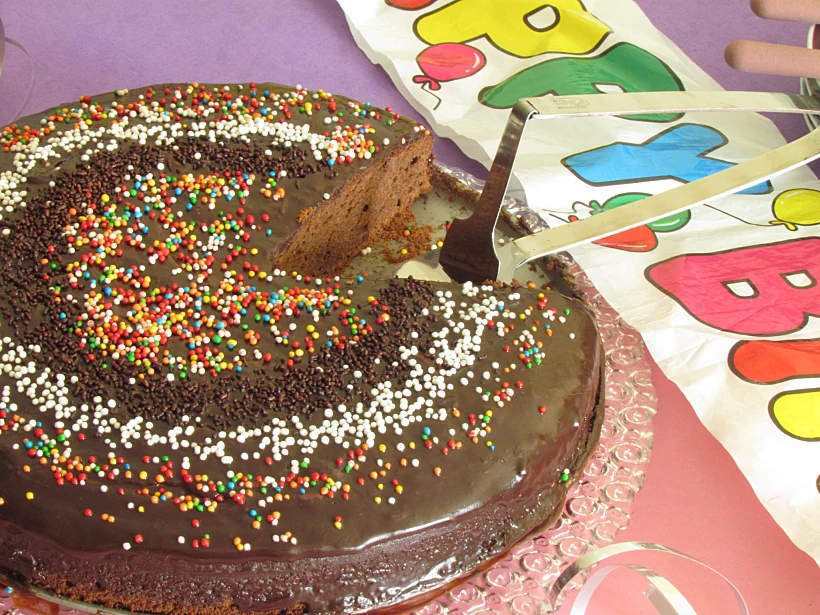 עוגת שוקולד עם סוכריות צבעוניות