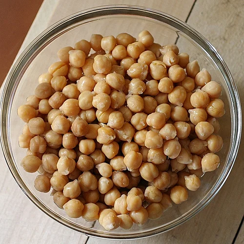 גרגירי חומוס בצלחת