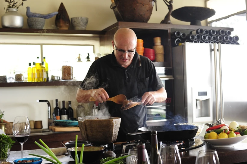 ארז קומרובסקי מציג סדנת בישול חדשה בישוב מתת